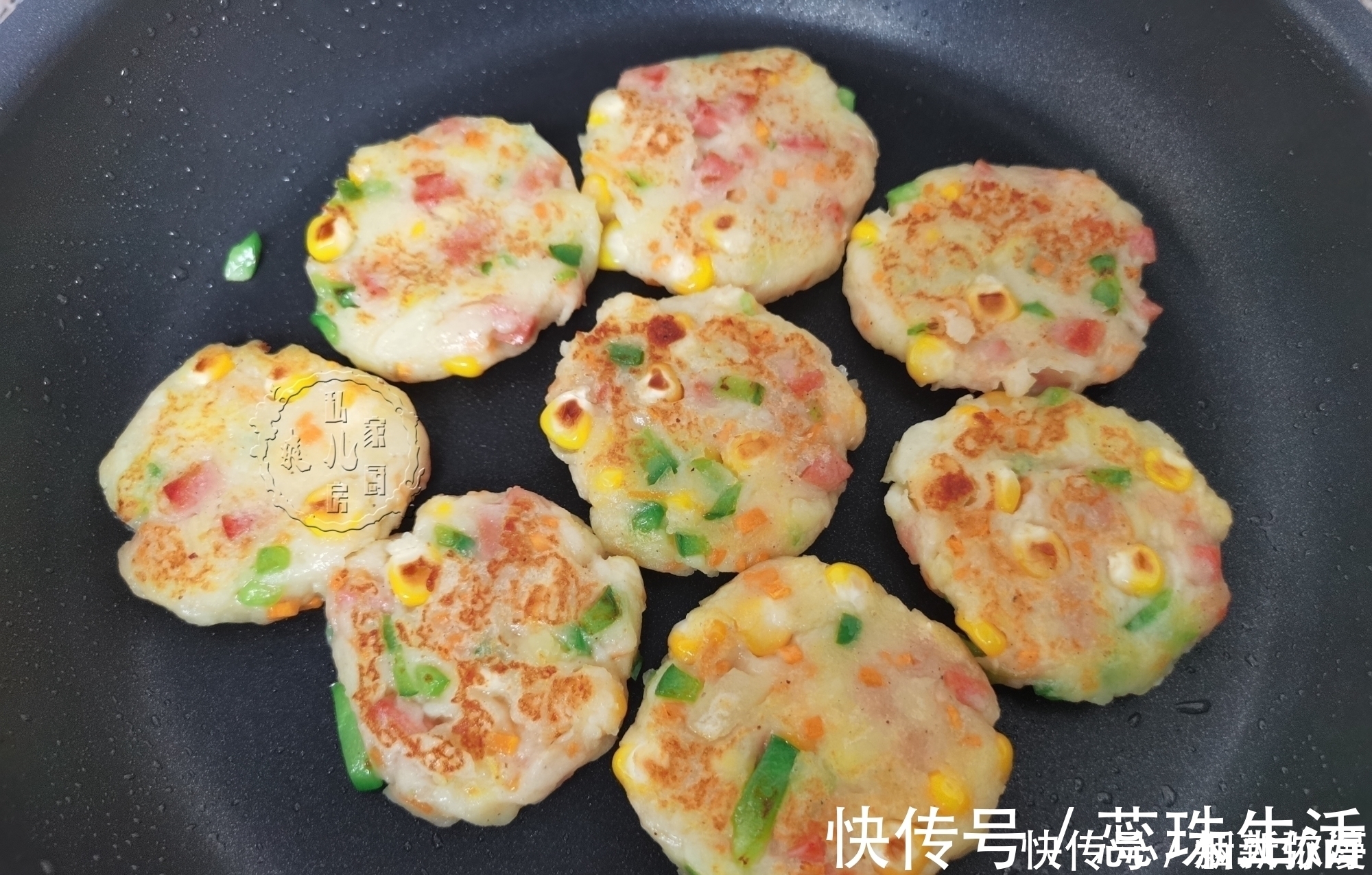 土豆别在炖着吃，加2个鸡蛋，简单一煎，外皮酥脆，孩子超爱吃