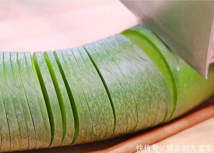 炸制|萝卜的这种吃法还是头一次见，不炒不凉拌，吃一次就忘不掉，真香