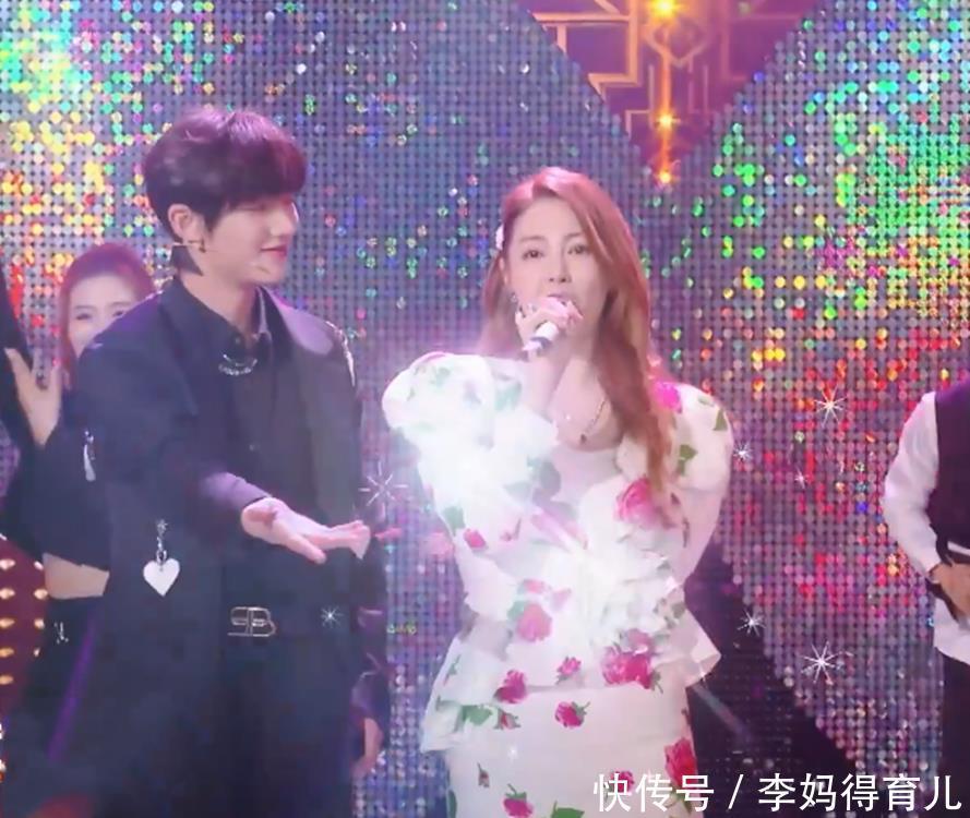 女王|张雨绮代班谢娜录《快本》,土气印花装仍穿出大气场,姐就是女王