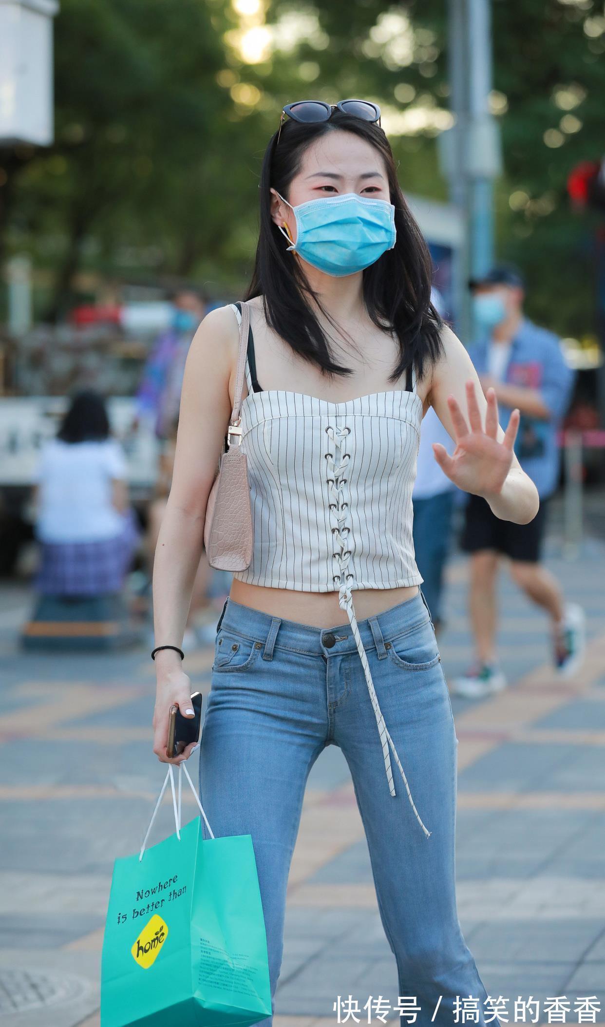 美女 初秋时节穿牛仔裤,搭配吊带上衣和尖头细跟鞋,时髦养眼又显身材