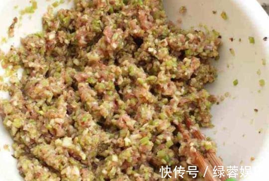 调饺子馅时先放油还是盐,10个人9个人放错,难怪不入味腥味重