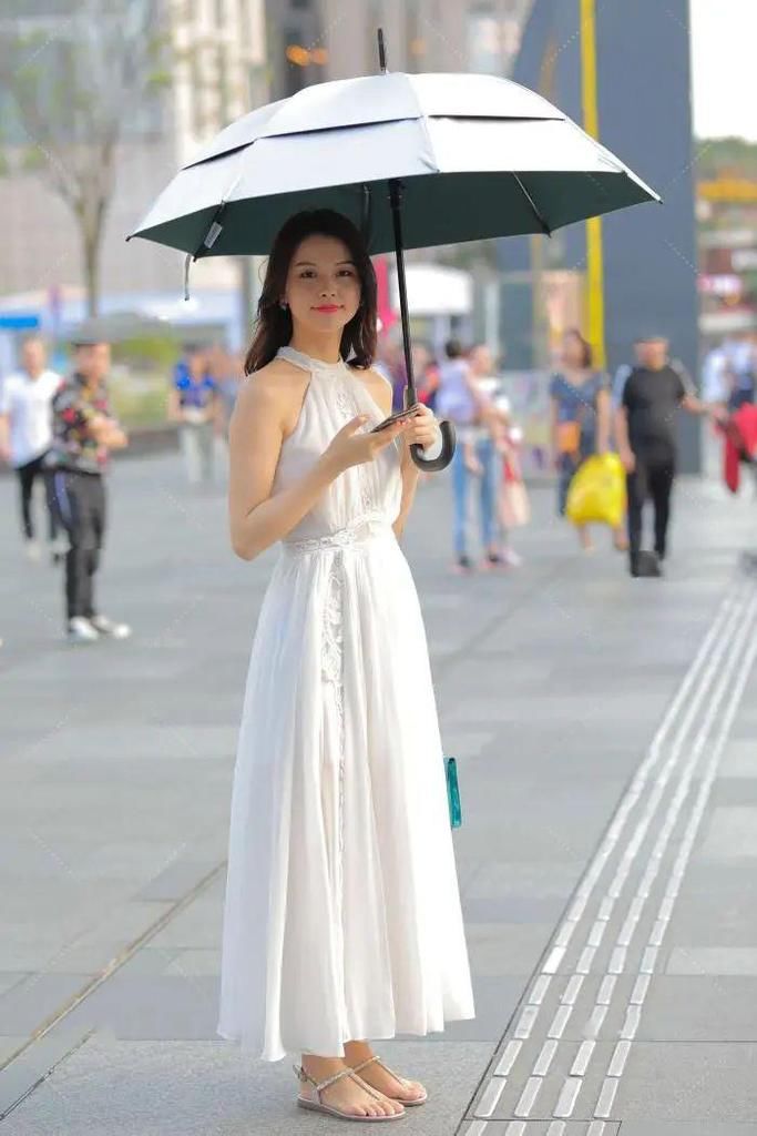 白色飘逸时尚设计连衣裙，展现优雅温柔气质