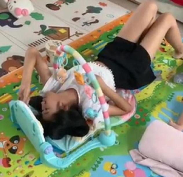 宝妈|小姨带娃的路子有多野看完这几张图，网友这届小姨跟宝宝有仇