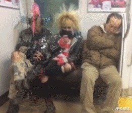 |搞笑GIF段子:找到板凳师傅,估计能把这做成一个开天锤