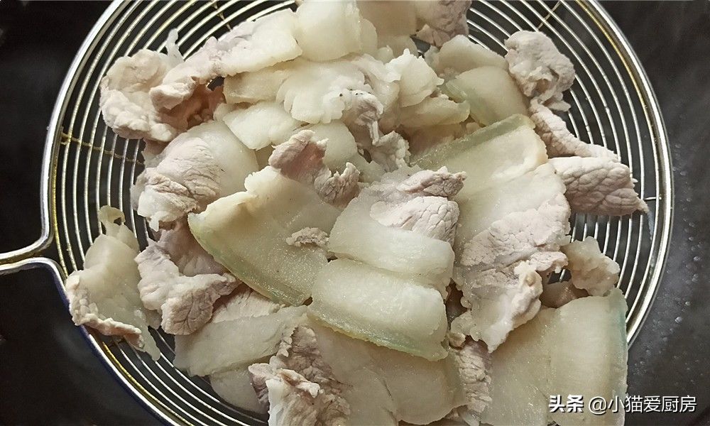 1把酸辣椒加上猪肉简单一炒,味道酸香爽辣,开胃下饭特别好吃