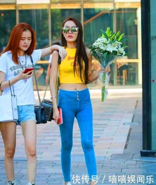 打底裤真洋气,展现街头美女的优雅气质,轻松抓住秋天的尾巴