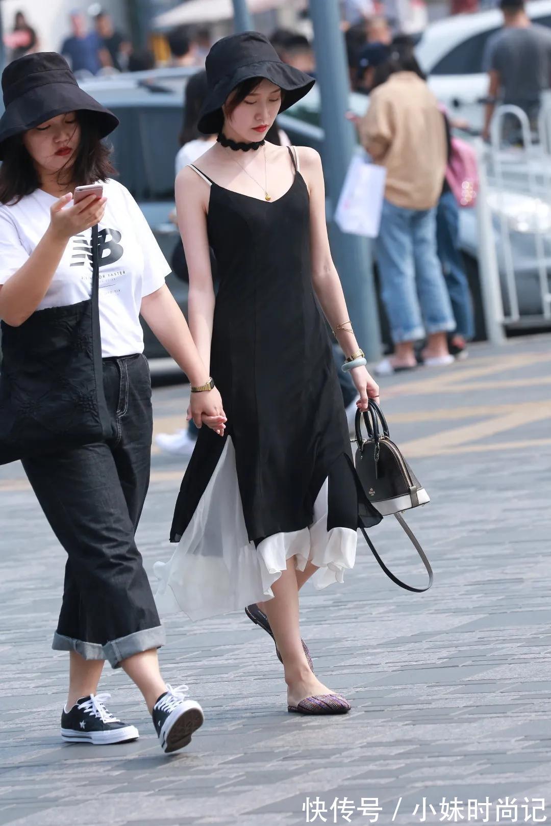 街拍 街拍:漂亮闺蜜手牵手