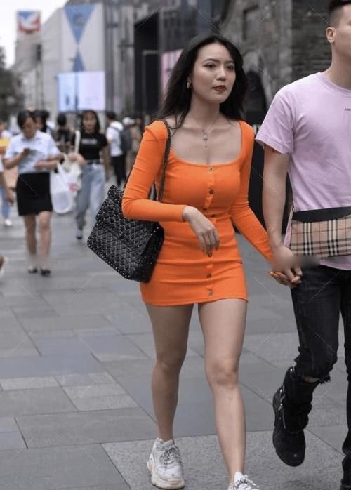 微胖|橙色裙让少妇美的醒目又迷人 ，尽显性感身材，原来微胖才是极品