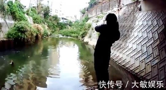 小张|男子桥下钓鱼,钓上个大家伙,后悔没带渔网