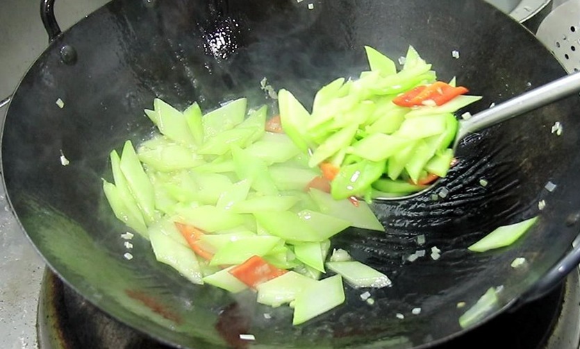 清炒芥兰很多人第一步就做错了,难怪发苦又变色,厨师长教你技巧