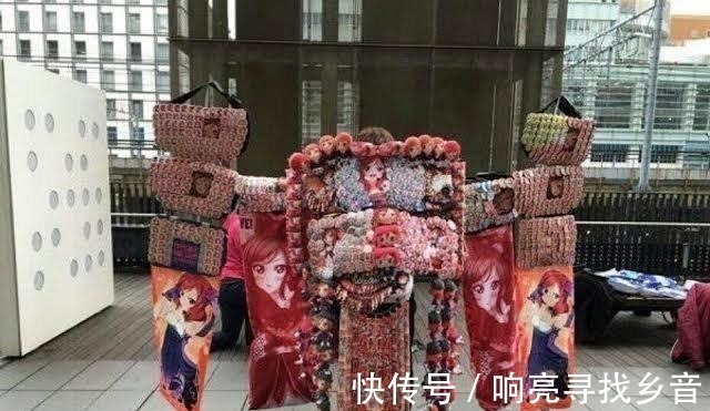 战袍|把“二次元老婆”当衣服穿,“宅男战袍”出行太闪,蹭掉一个咋办