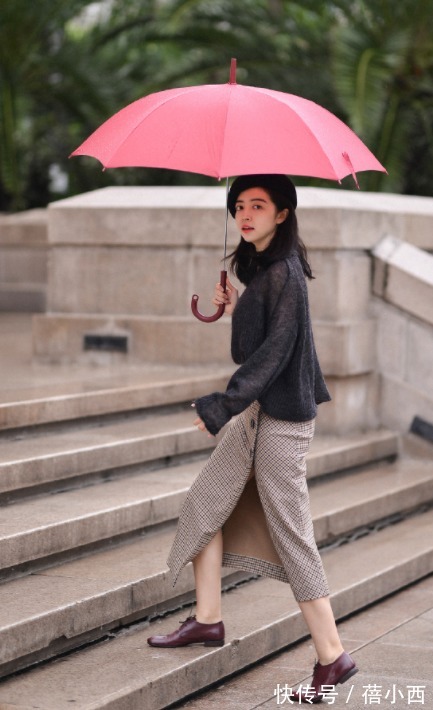 优雅 秋季还是穿“毛衣”最百搭,学会这4种搭配就够了,优雅到骨子里