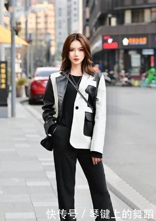 整体|街拍打底裤美女的搭配使得整体魅力提升,展现甜美气息