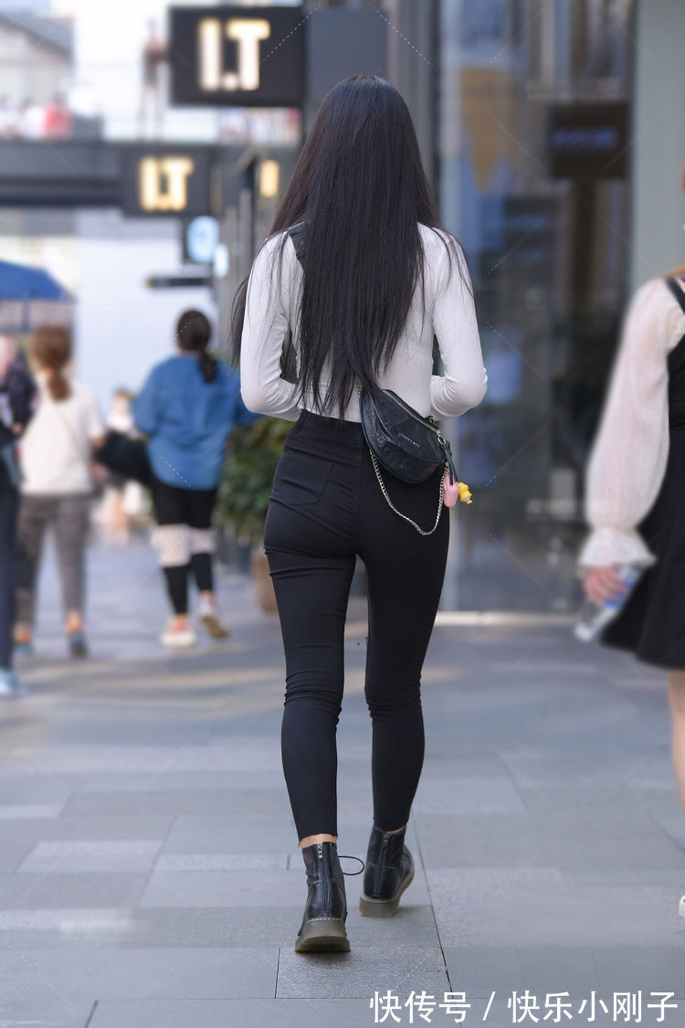 破洞 黑色破洞牛仔裤配白色小衫,穿出黑与白的经典美,显身材又显气质