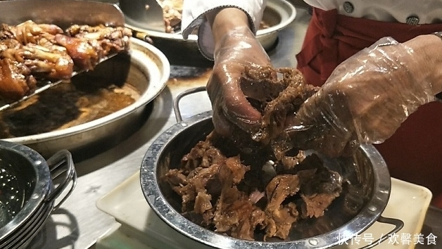  农村大爷把肉“撕碎”来卖，不识货的嫌脏，吃货看着直咽口水