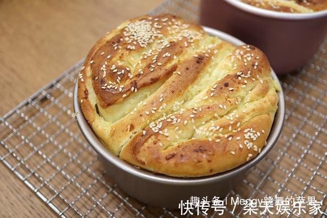 早餐|面包没出炉就满屋飘蒜香，早餐零食不愁了，没菜没酱手撕吃一个