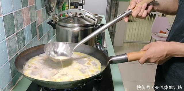 简单的家常菜《萝卜丸子汤》丸子好吃，汤鲜味美的秘密