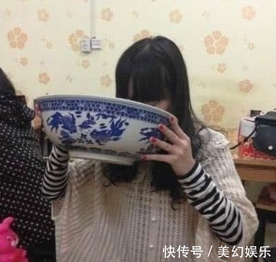 |搞笑GIF：看看女汉子是怎么吃面的，脖子以下全是胃