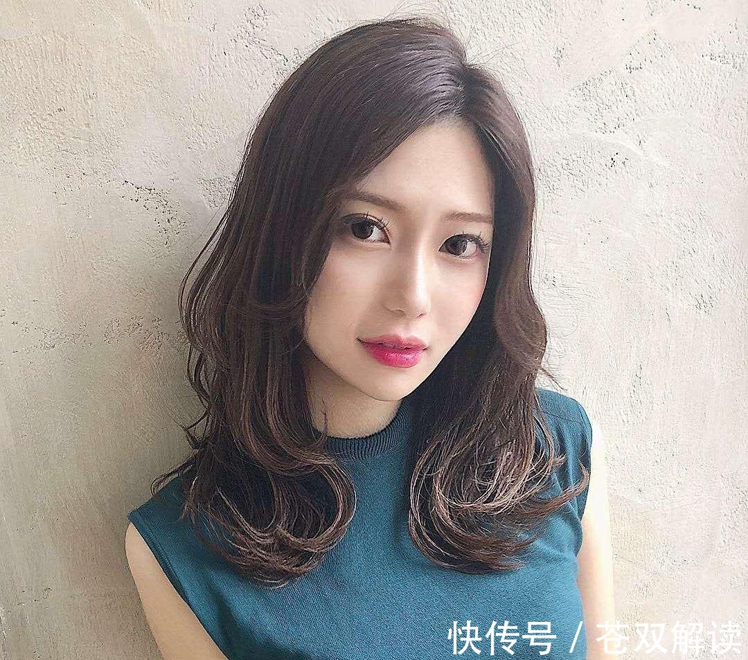 发型 40岁女人要避开四种发型，不仅显老还很土气，中长发比较适合