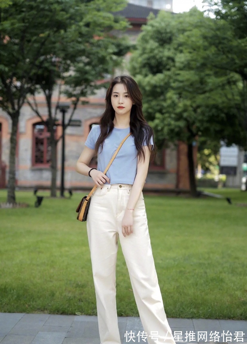 穿搭 裤子下面少穿“凉鞋”,现在流行这样穿,时髦又显高,适合小个子