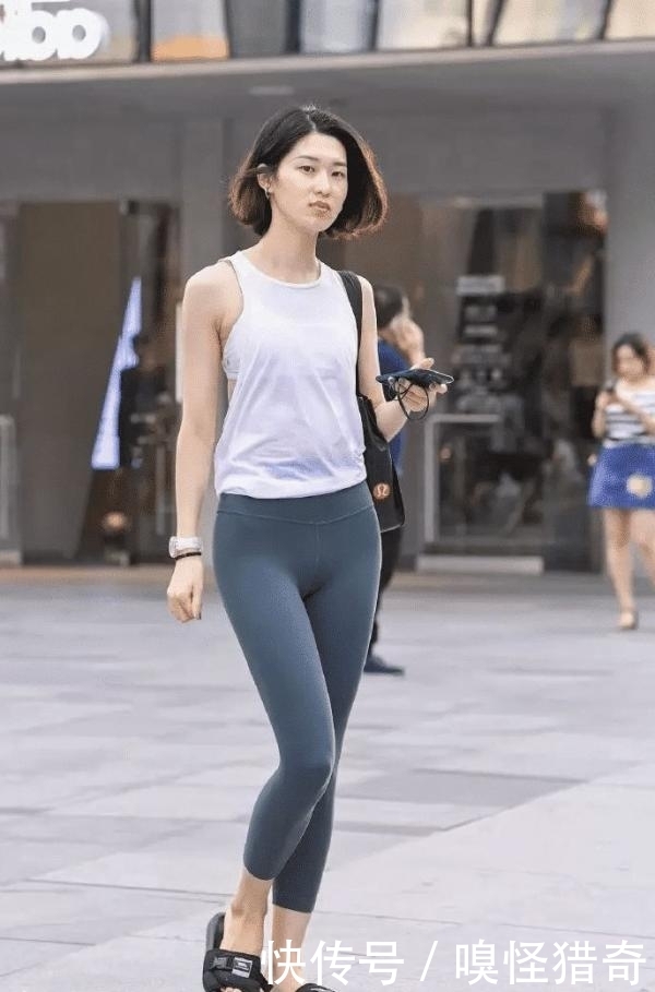 美女|街拍美女:穿着紧身裤的小姐姐,走路都带有女人味,真美
