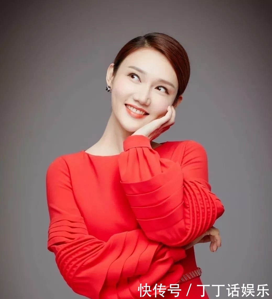 央视主持 央视主持龙洋私下生活曝光,样子与台上反差大,吃一桌素菜没荤腥