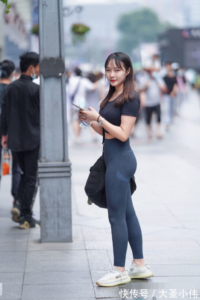 女孩|美女街拍:街头的气质女孩穿瑜伽裤,美容地位,也获得了视觉秀