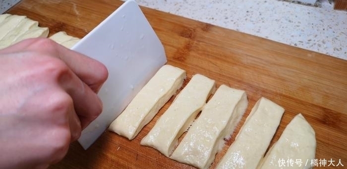 炸油条时,有人加鸡蛋,有人加泡打粉,其实都不对,教你正确做法