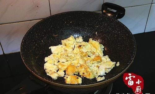 这个菜一斤不到两块钱，一个能炒一大盘，能清理血管，很适合老人