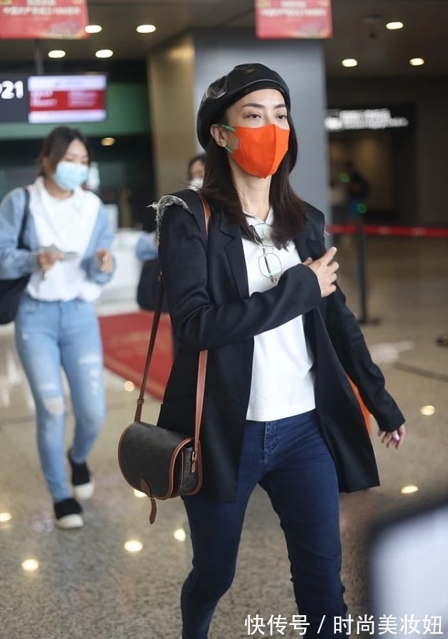 穿搭|霍汶希也太美了吧!穿中山装外套配长裙高级大气,颜值媲美大明星