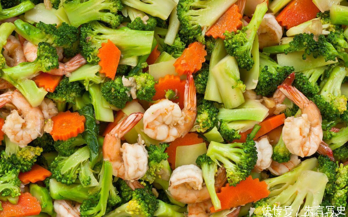 清洗干净|炒西兰花前,西兰花要不要先焯水?颜色发黄不好吃,原来是做错了