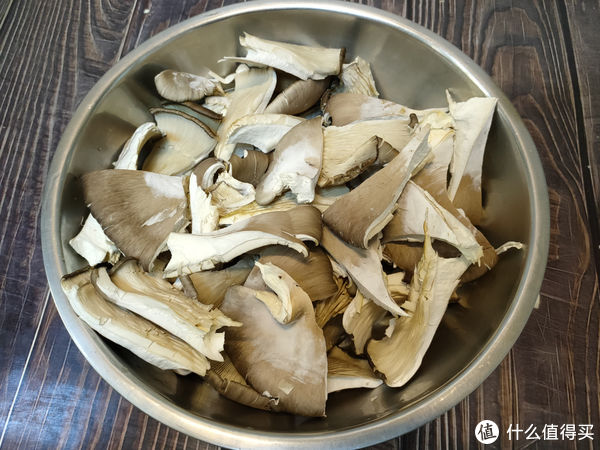 干炸蘑菇，挂糊还是直接炸？都不对，教你正确做法，又香又酥又脆