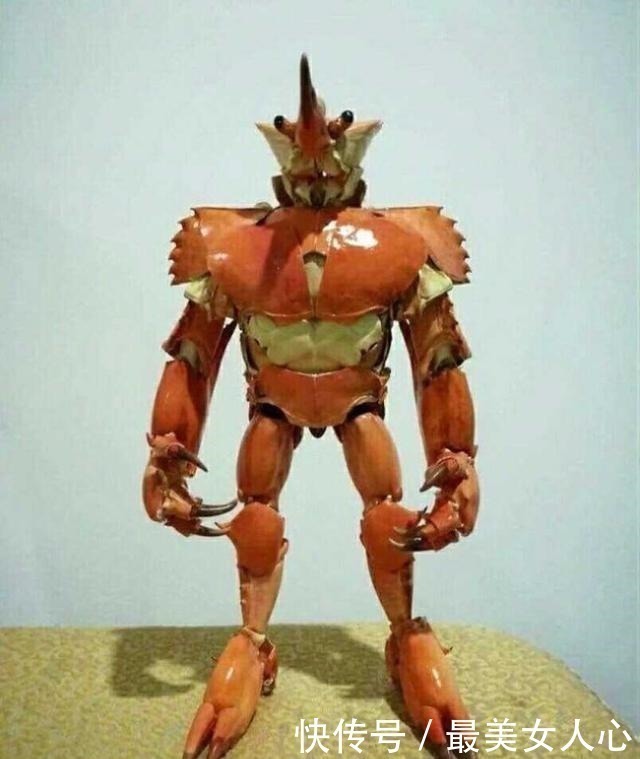 手工艺|次元壁被螃蟹打破了!小伙用螃蟹制作手办,土豪出高价也不卖