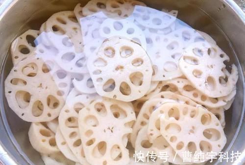 洗莲藕,别只会用清水,多加这两样,孔里的泥轻松去除,太实用了