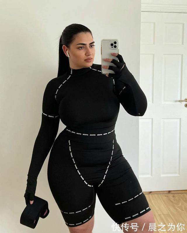 詹娜|大体重的捷克美女,曾经是难民,通过努力“逆袭”成知名模特