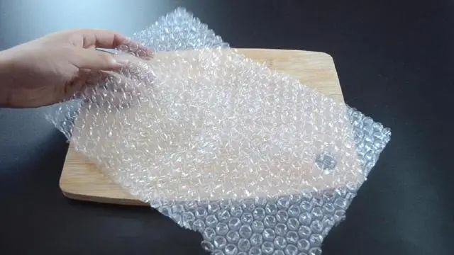 快递里的“气泡垫”别扔啦!放卫生间、厨房特实用,一年能省不少钱!