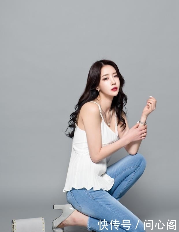 背心|街拍:牛仔裤辣妈,搭配白色背心,身材显得潮范儿十足!