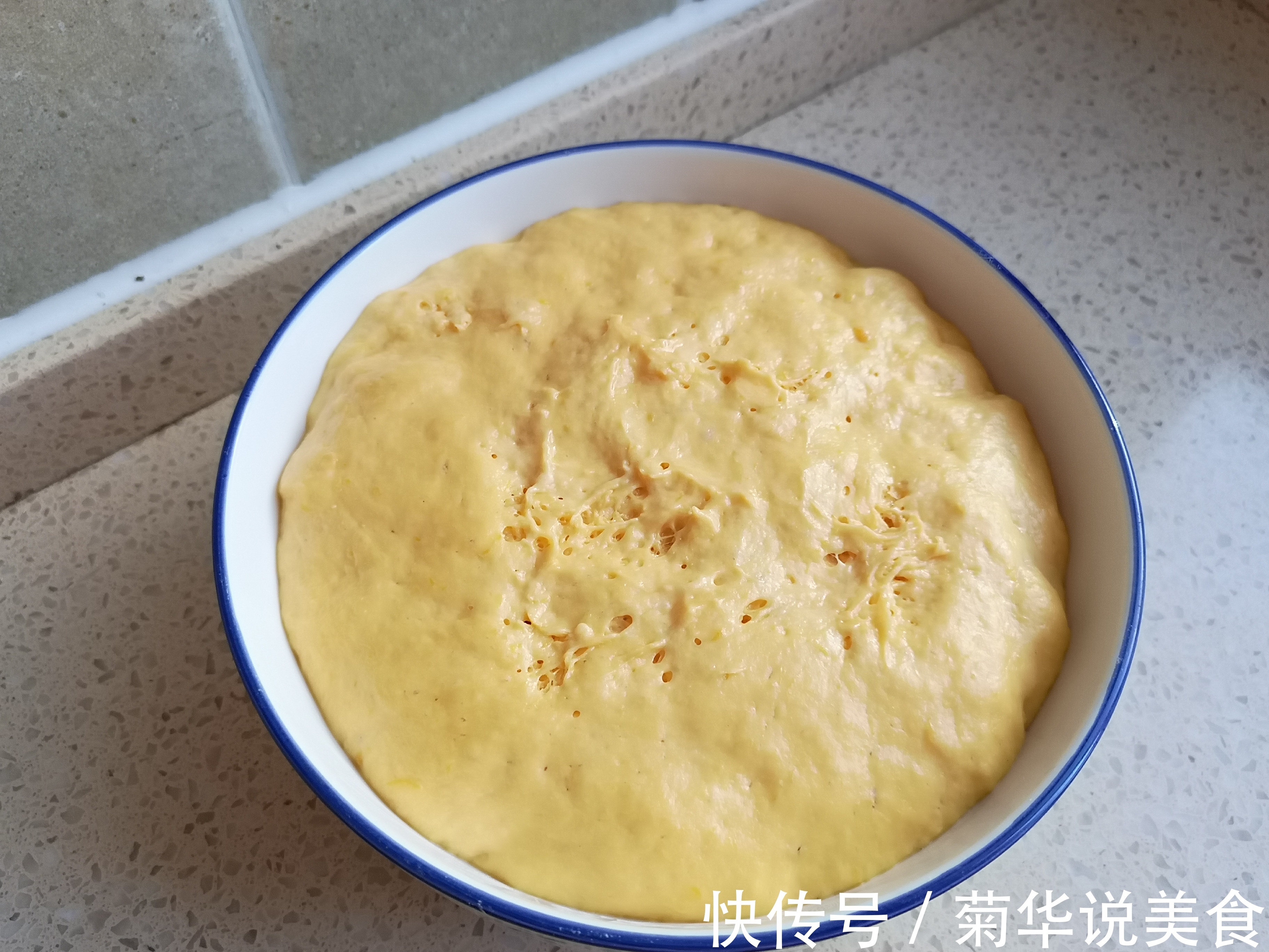 红薯别再烤着吃了，加上面粉，筷子一搅，做出松软好吃的发糕