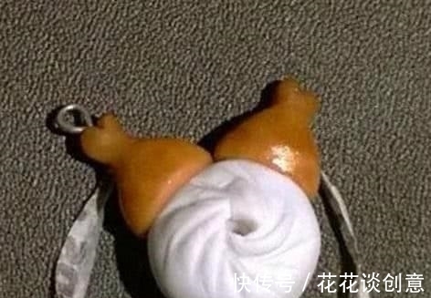 |幽默笑话：早上起床的时候，发现老婆正在偷拿我钱包里的钱……