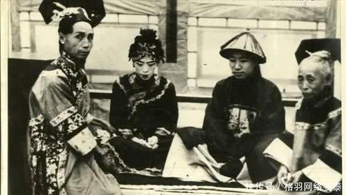 清朝人的“婚纱照”:女人们盛装打扮,凤冠霞帔,别有一番韵味