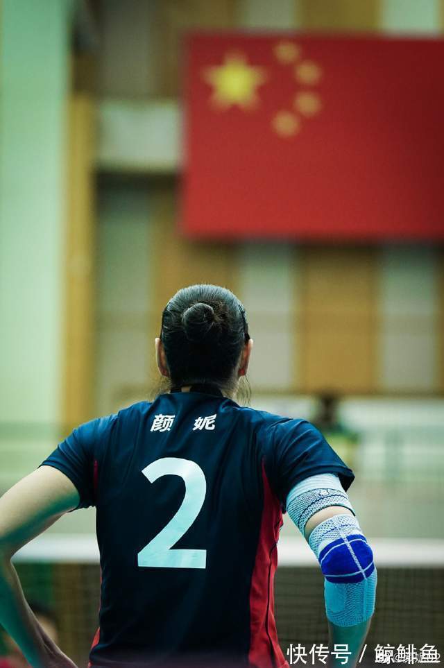 副攻|師徒勝似母女！顏妮曬與郎平相擁照，若無郎平她或難有今日成就