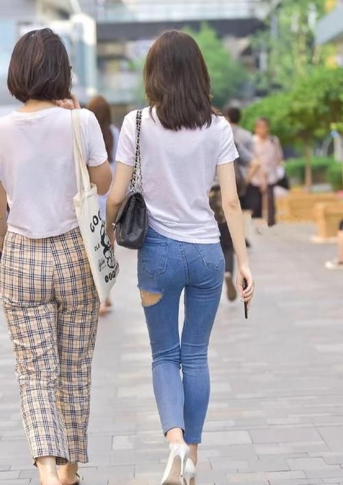 大腿处|时尚休闲气质搭配，白色上衣，搭配浅蓝紧身牛仔裤！