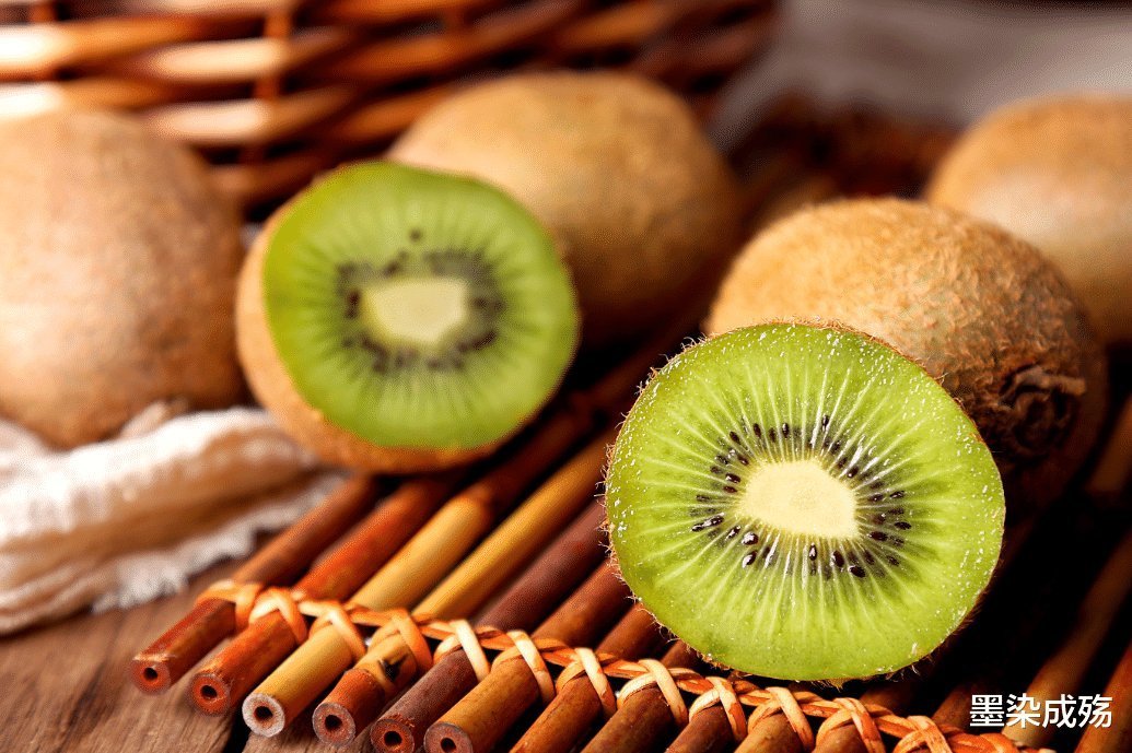 猕猴桃好吃难剥,总把手弄得脏脏的,但是你还没掌握方法