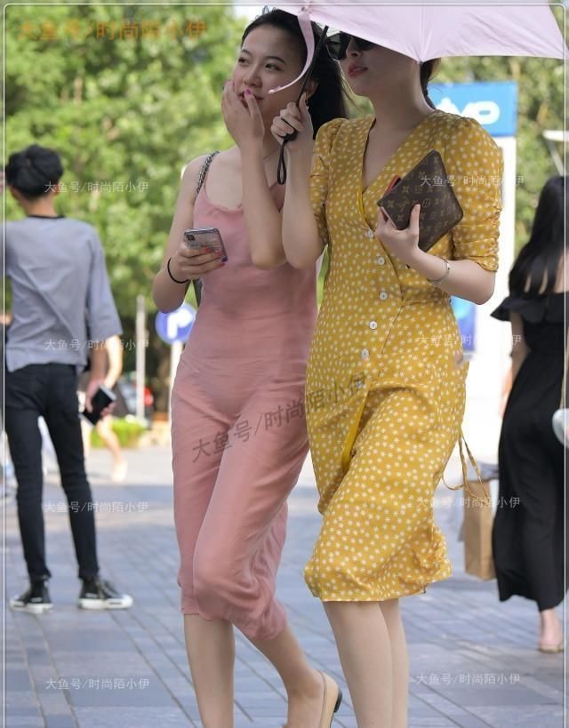 吊带裙 粉色吊带裙VS黄色斑点裙,一个优雅浪漫,一个青春活泼