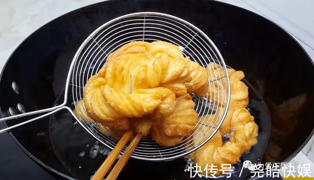1袋牛奶,4勺面粉,不用一滴水,个个金黄酥脆,出锅孩子都抢着吃