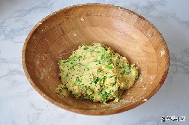 粗粮加菜做的饼子,不拉嗓子味道香,有菜有主食,越嚼越香