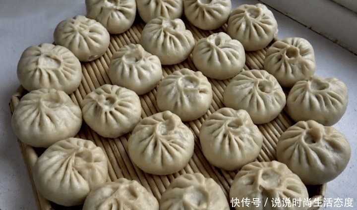 无论做什么馅的包子,不要上锅就蒸,多加一步,包子暄软不塌陷