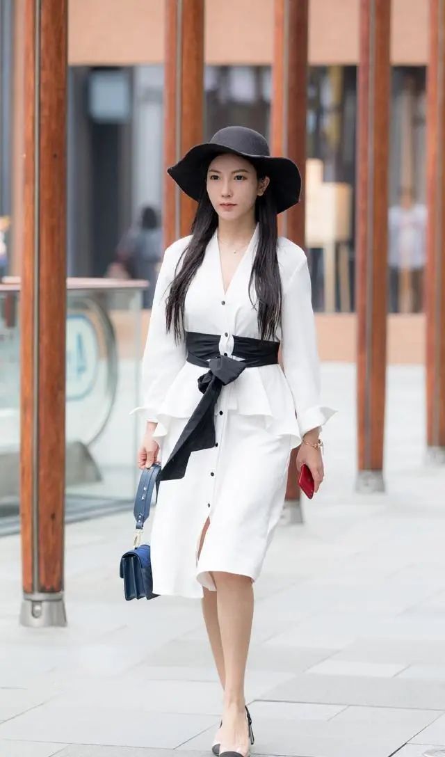 藏蓝色|街拍美女:连衣裙穿搭这样好迷人,能完美勾勒美好身材,效果满满