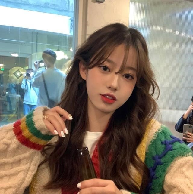 圆脸方 你知道吗发型直接影响颜值,木马卷温柔自然,卷羊毛卷复古典雅!