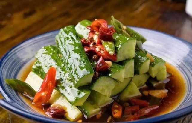 凉拌黄瓜不能直接加调料，厨师长教你3个技巧，脆爽又入味，好吃